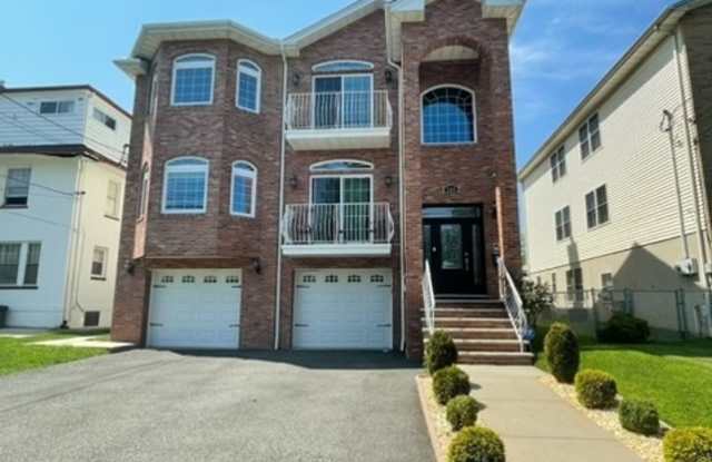 Spacious Modern 1st Floor Apartment w/ Finished Basement-Close to NYC Transportation - 508 2nd Avenue, Bergen County, NJ 07071