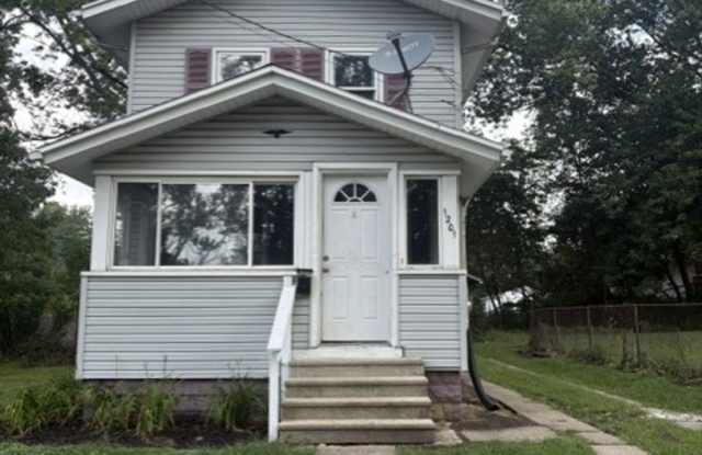 Room to Settle In! 3-Bedroom Akron Home with Flexible Appliance Options photos photos Room to Settle In! 3-Bedroom Akron Home with Flexible Appliance Options photos photos