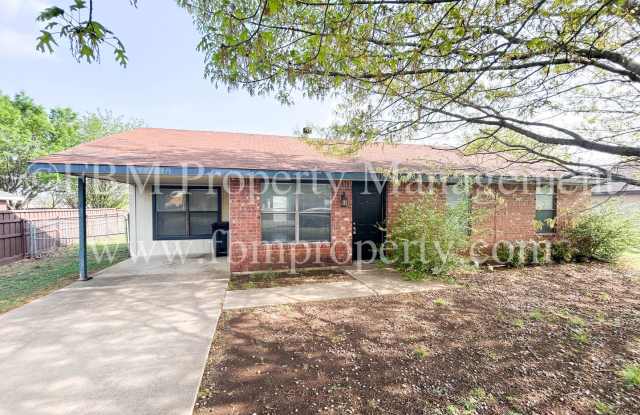 711 Avenue F - 4 Bedroom, 2 Bathroom Brick Home, Large Backyard in Midlothian, TX - 711 East Avenue F, Midlothian, TX 76065