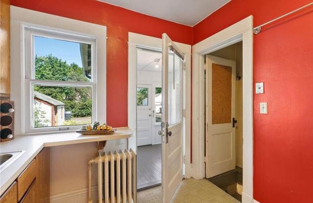 JUNE 2027 MOVE IN- HAMLINE UNIVERSITY - 5 BEDROOM Gallery 3