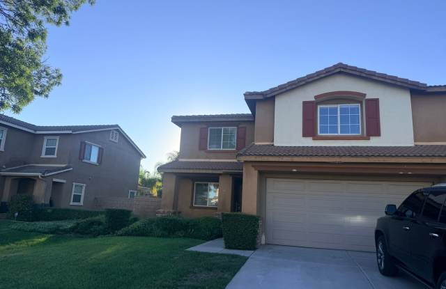 HUGE RENTAL HOME WITH SWIMMING POOL & 3-CAR GARAGE! Gallery 3