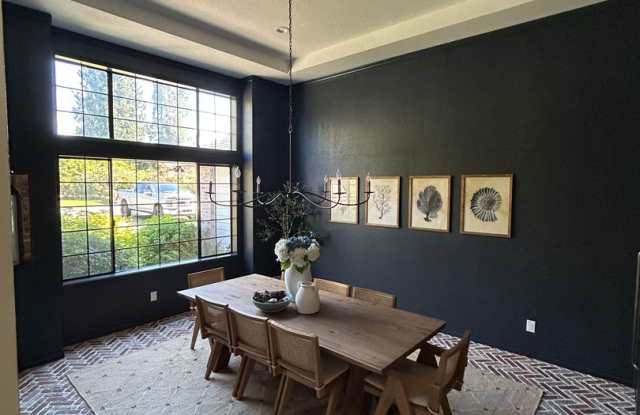 Stunning Renovated Home on Michelbook Golf Course in McMinnville Gallery 3