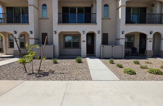 Beautiful 3 Bed / 2 Bath Townhome in Desirable Warner Meadows! photos photos