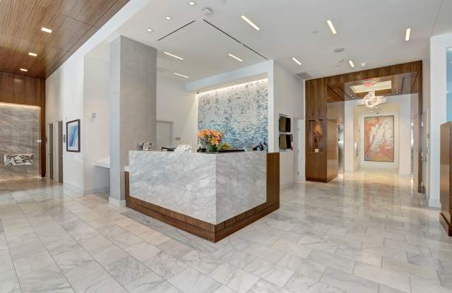 Solaire 7077 Woodmont Gallery 2