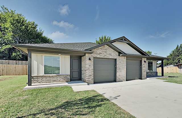 2 Bedroom 2 Bathroom Duplex with 1 Car Garage Close to Broadway Extension, a short distance from Edmond and easy access to downtown OKC photos photos