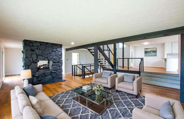 Beautifully Remodeled Modern 5 Bedroom / 3 Bath Home Near Millard North Gallery 3