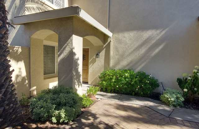 East Roseville, Quiet, Peacful Setting, Beautiful Courtyard entrance 3 Bedroom 2.5 Bathroom, Loft Low Maintenance rear Yard Gallery 4