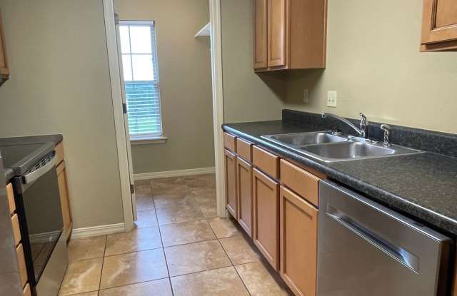 Spacious 3 Bedroom, 2 Bath Unfurnished Apartment with Stunning Valley Views! Gallery 3