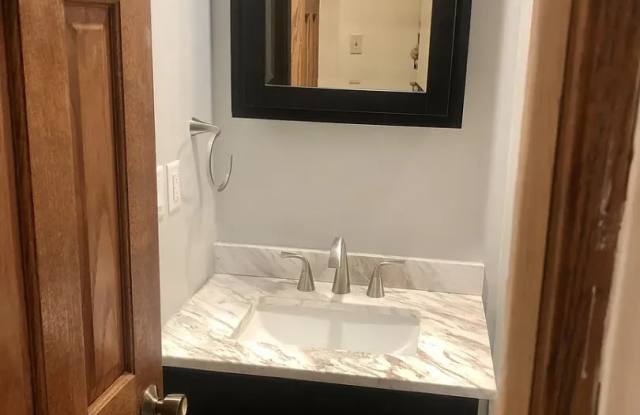 Great location in the heart of Bloomington!  5 Bedrooms Gallery 4