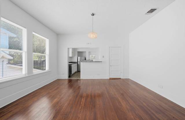 141 East Woodlawn Avenue Gallery 1