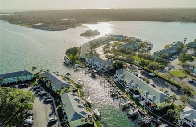 5202 Beach Dr SE D - 5202 Beach Drive Southeast, St. Petersburg, FL 33705