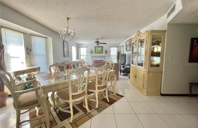 2367 COACH HOUSE Boulevard Gallery 4