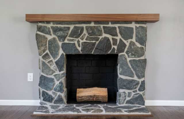 Renovated 2BR/2BA Home with Stone Fireplace & Big Deck – Lenoir Gallery 4