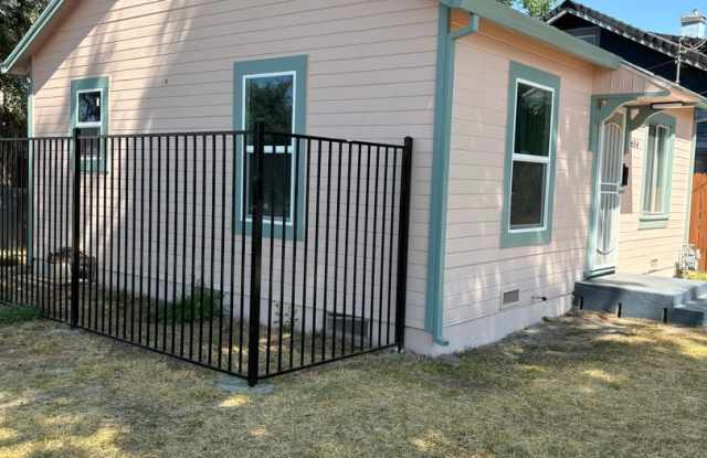 1 B/R 1 B/A Charming House in Yuba City AVAILABLE NOW - 654 Chestnut Street, Yuba City, CA 95991