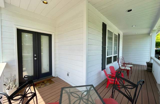 Tualatin 3 Bedroom  with Den + Bonus Room 2.5 Bath Home!  Close to Legacy Hospital.  Has A/C, Includes Lawncare! Gallery 3
