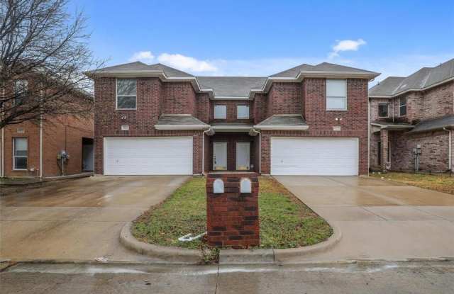 5820/5824 Blackmon Court - 5820 Blackmon Court, Fort Worth, TX 76137