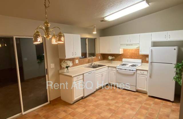 3 Bed, 2 Bath Family Home in Westgate Heights Neighborhood Gallery 4