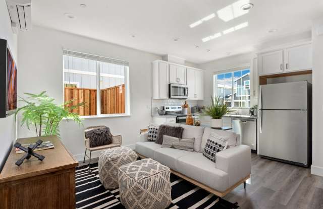 1 MONTH FREE! 2 BED 1 BATH UPPER UNIT WITH BACK DECK AND SIDE YARD - 2086 Landen Lane, Santa Rosa, CA 95403