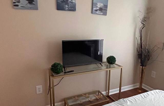 8 TROUT LILY Court Gallery 2