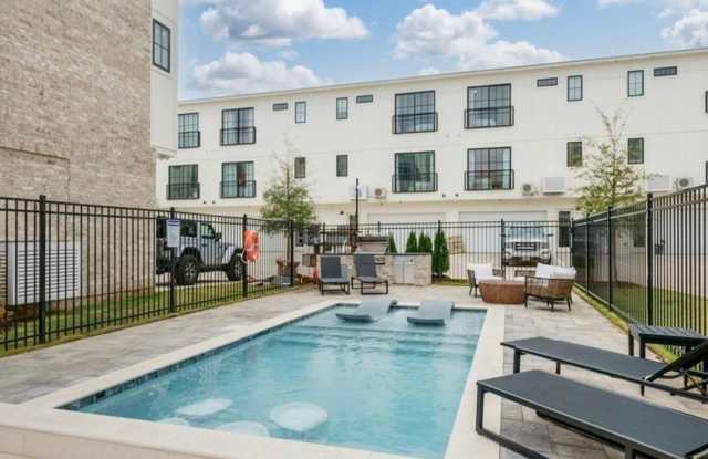 Ready for immediate move in - Two private bedrooms available in a female occupied unit just steps away from Bryant Denny Stadium photos photos