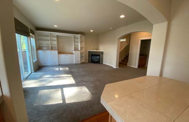 Move in Special $500 off first months rent / Large home SW Bend Gallery 4