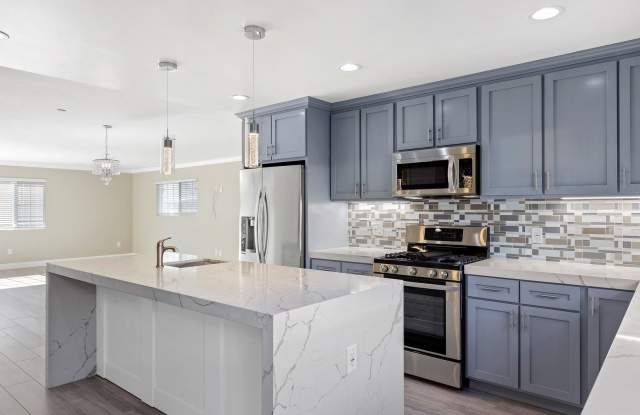 Stunning 3 Br 2.5 Ba with quick access to the I-5 Freeway. - 2216 North Frederic Street, Burbank, CA 91504