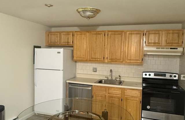 Bright  Modern 1 Bedroom Condo in quiet, green North Chelmsford complex photos photos