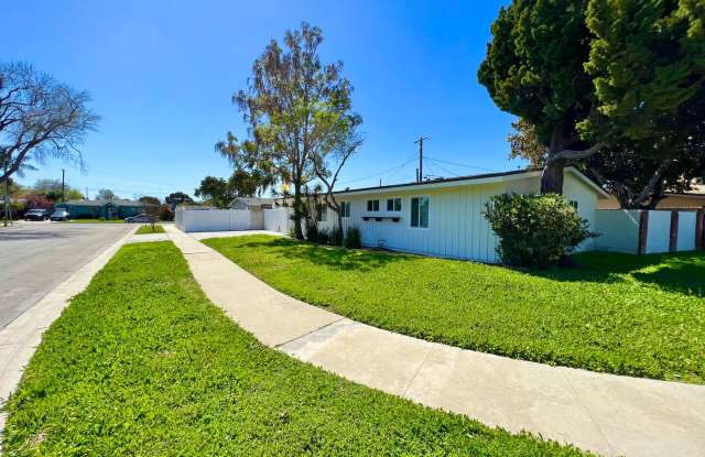 BEAUTIFULLY REMODELED 3B/R, 2BA HOUSE WITH LARGE TURFED BACKYARD - 6978 East El Roble Street, Long Beach, CA 90815