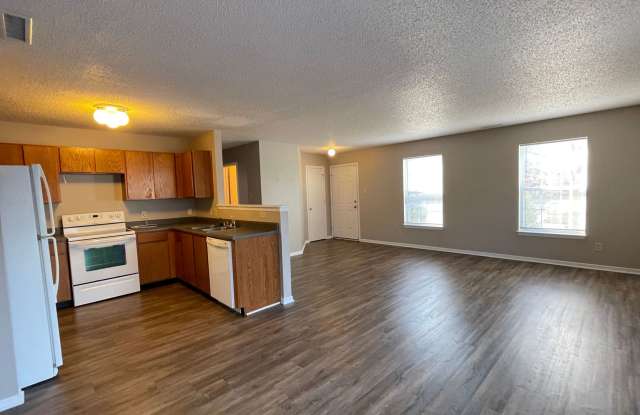 HOUSE...3 Bedroom 2.5 Bath Gallery 4