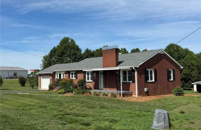 2421 Smithtown Road Gallery 1