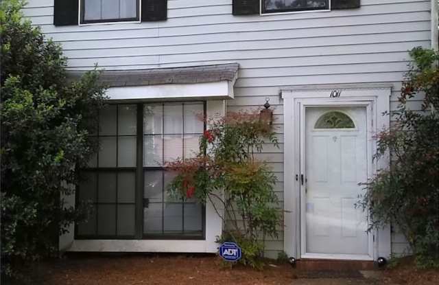 Updated Remodeled Townhome in Prime Smyrna Location! End Unit! Gallery 2