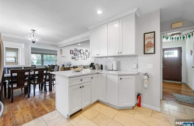 122 Village Circle W Gallery 3
