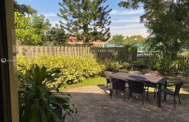 572 Lakeside Cir Gallery 2