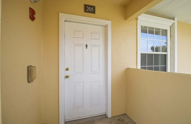 3/2 unit with beautiful water view available now for an annual lease Gallery 3