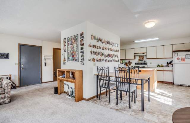 Spacious 5 Bedroom, 2 Bathroom Unit - Close to Campus! Gallery 4
