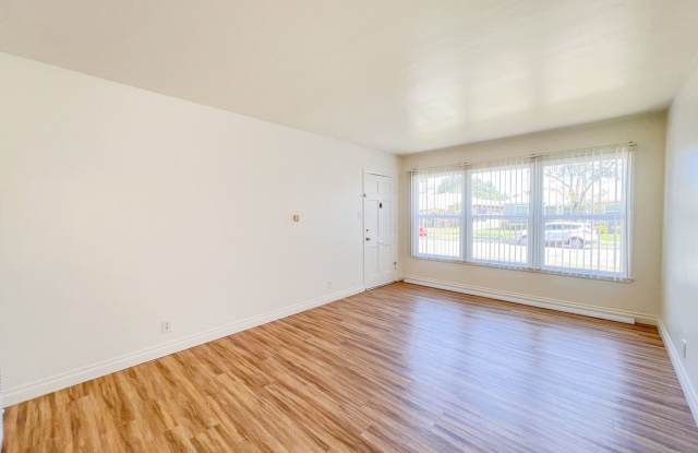 Long Beach 3 Bedroom 1.5 Bath House - 2 Car Garage - Large Yard - Huge Bonus Room! Gallery 4