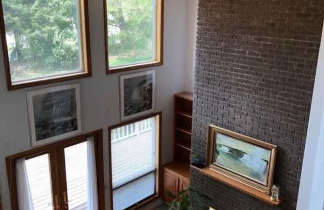 Room in 4 Bedroom Home at Kingsway Dr Gallery 3