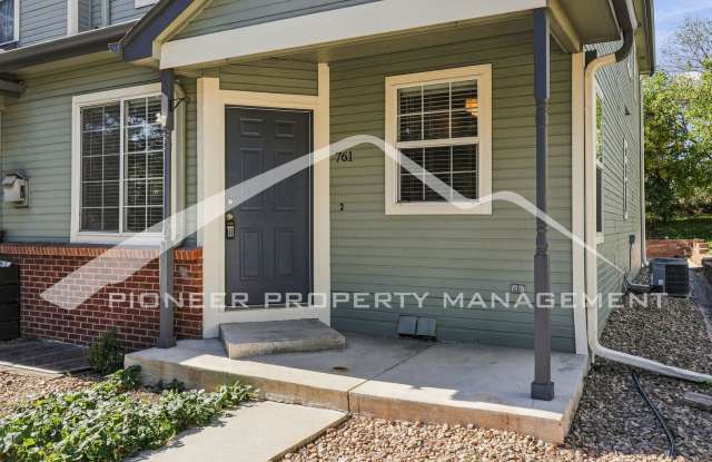 Spacious Townhouse with Gas Fireplace and 2-Car Garage! Gallery 3