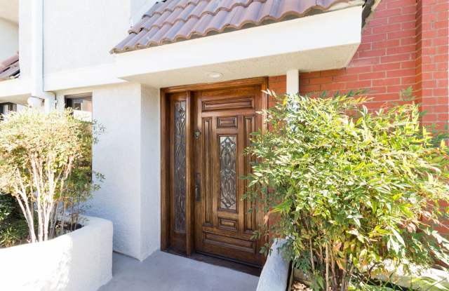 Spacious 3BR Townhouse in Glendale! Gallery 4