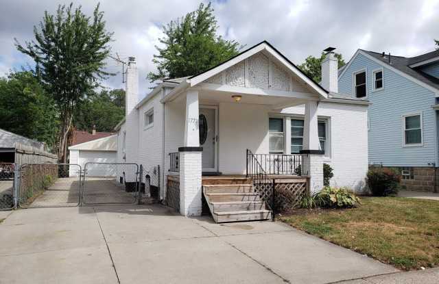3 bed 1 bath Ferndale ranch with large garage & fenced-in yard Gallery 3