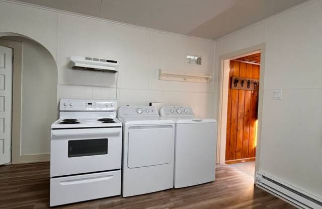 2 bedroom 1 bath house with fenced yard Gallery 4