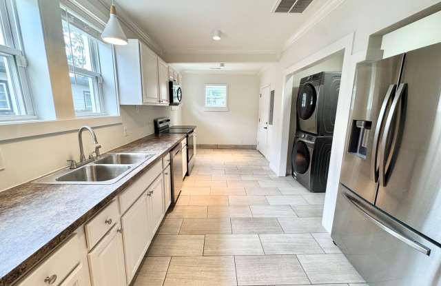 3 Bed, 2 Bath Home w/ Fenced Backyard Gallery 4