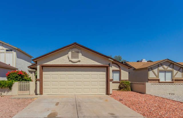 3 BED, 2 BATH W/ 2 CAR GARAGE HOME IN GLENDALE! - 10015 North 66th Drive, Glendale, AZ 85302