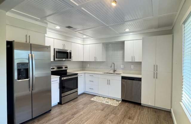 AVAILABLE NOW! 2 Bedroom 2 Bath Duplex with 1 Car Garage! photos photos