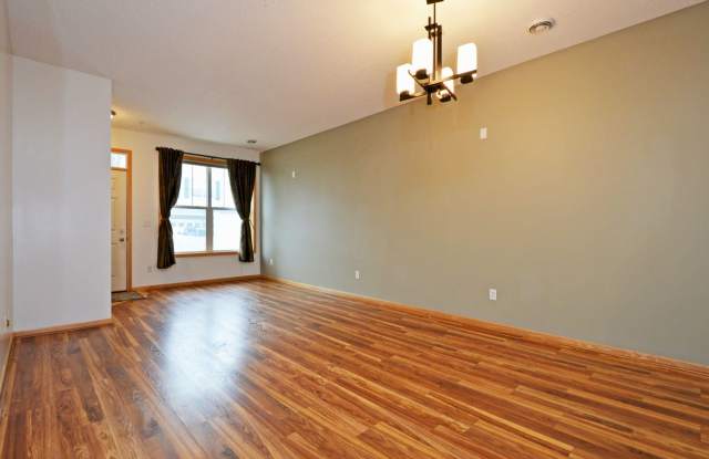 charming 3 bedroom 1 bathroom Available right now! - 1624 Legacy Parkway East, Maplewood, MN 55109