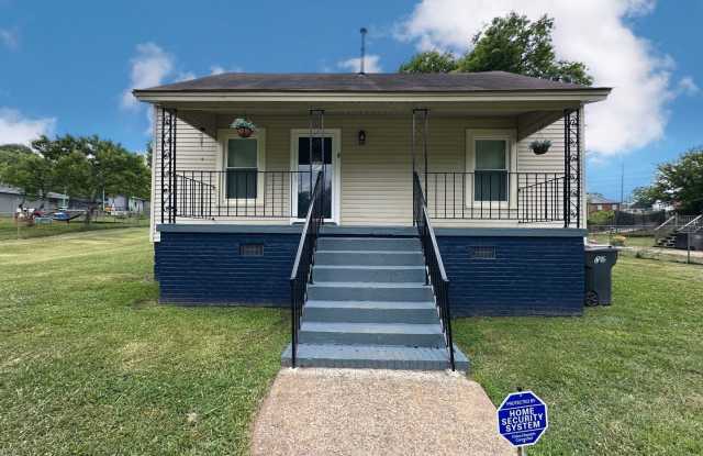 Beautifully Renovated 2 Bedroom 1 Bathroom Bungalow! photos photos
