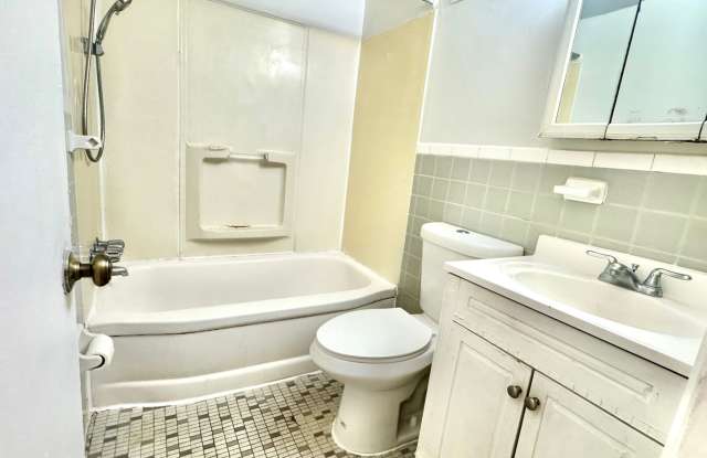 BEAUTIFUL CONDO IN FOXCROFT COLONY -FAIRFAX Gallery 3