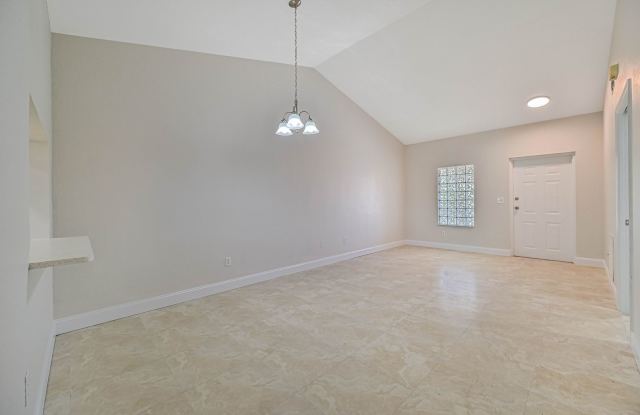 Newly Renovated 2nd Floor Condo ~ Six Mile Cypress Gallery 4