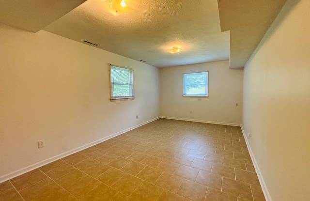 5 Bedroom, 3 Bath House with a 2-car garage Gallery 4