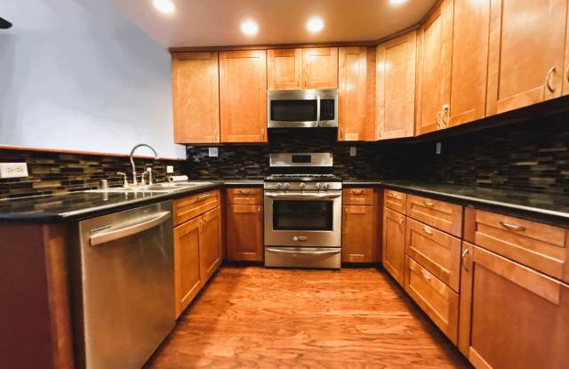 Lovely 3 bedroom/3.5 bath townhome in prime location! photos photos